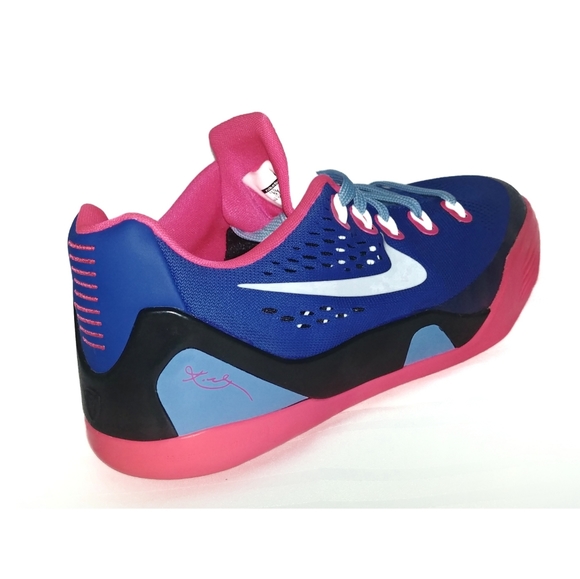 kobe bryant pink shoes